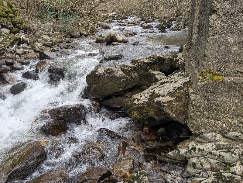 Perte du río Asón - détail
A l'étiage, l'eau se perd dans la diaclase située sous la pile du pont et la strate inclinée. Celle-ci est presqu'entièrement rebouchée par l'apport de galets lors de crue.
Fichier manquant